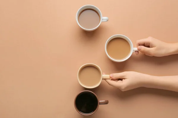 Kvinnliga Händer Och Koppar Kaffe Färg Bakgrund — Stockfoto