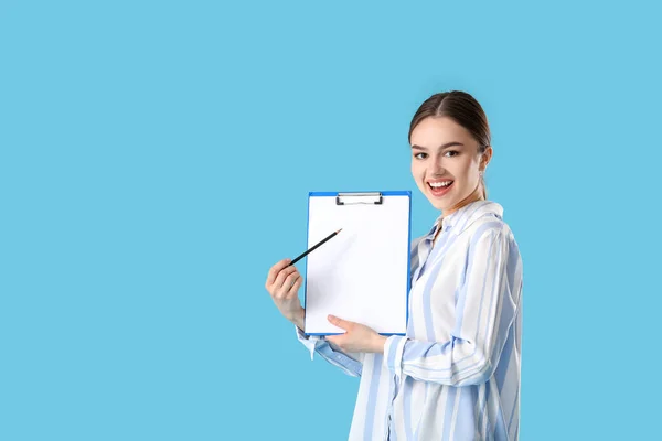 Young Businesswoman Clipboard Color Background — Stock Photo, Image