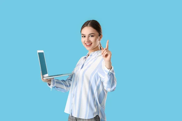 Junge Geschäftsfrau Mit Laptop Zeigt Auf Etwas Auf Farbigem Hintergrund — Stockfoto