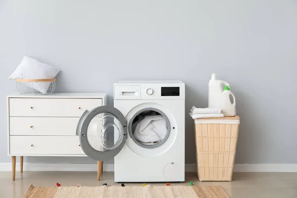 Interior Del Cuarto Baño Con Lavadora Moderna — Foto de Stock