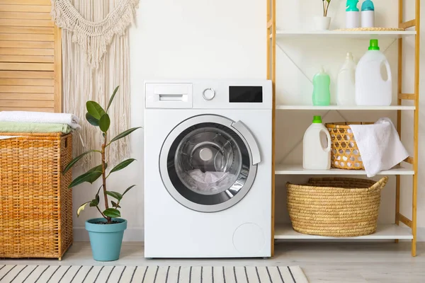 Interior Del Cuarto Baño Con Lavadora Moderna — Foto de Stock