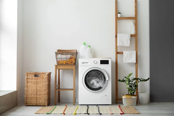 Interior Del Cuarto Baño Con Lavadora Moderna — Foto de Stock