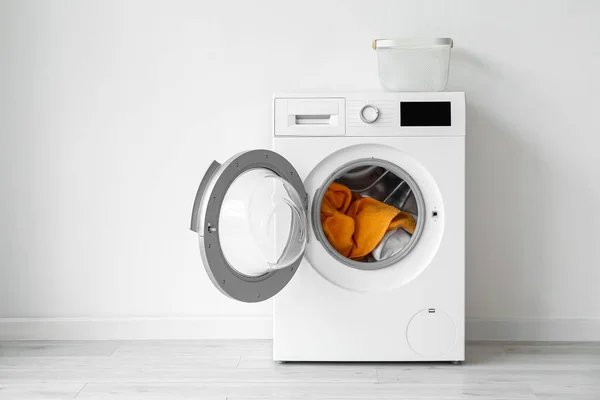 가벼운 근처에서 빨래를 현대식 세탁기 — 스톡 사진
