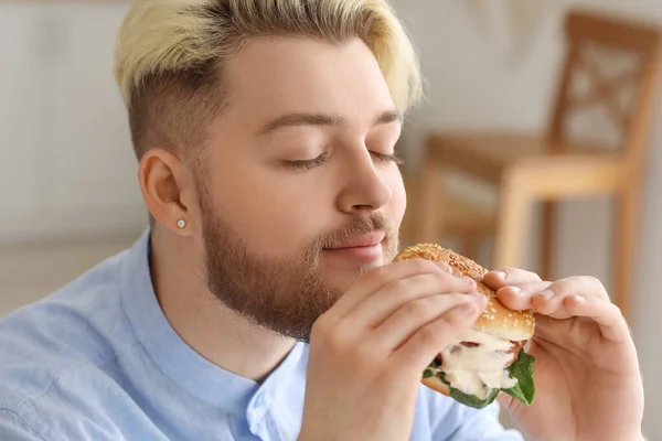Young Man Eating Vegan Burger Kitchen — Stock Photo, Image