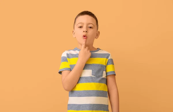 Pequeño Niño Entrenamiento Pronunciar Letras Sobre Fondo Color — Foto de Stock