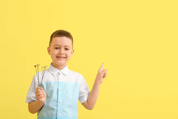 Logopedik Aletleri Olan Küçük Çocuk Renk Arkaplanındaki Bir Şeyi Işaret — Stok fotoğraf