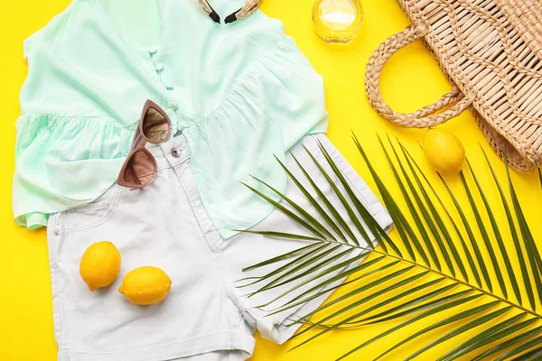 Composición Con Ropa Femenina Accesorios Limones Hoja Palma Sobre Fondo —  Fotos de Stock