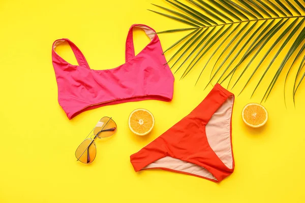 Maillot Bain Élégant Lunettes Soleil Feuille Orange Palme Sur Fond — Photo