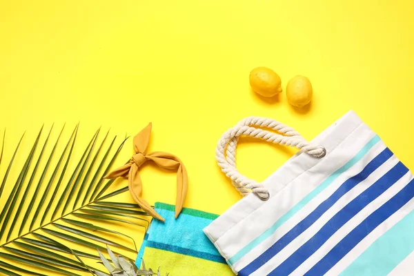 Composición Con Accesorios Playa Hoja Palma Limones Sobre Fondo Color —  Fotos de Stock