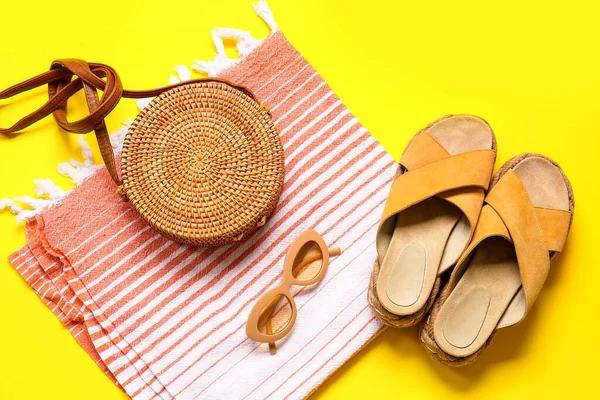 色系背景的时髦鞋子 旅行袋 太阳镜和毛巾 — 图库照片