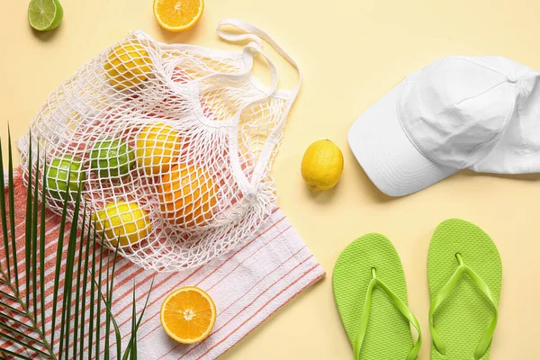 String Bag Citrus Fruits Towel Cap Flip Flops Color Background — Stock Photo, Image