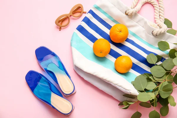 Composición Con Accesorios Femeninos Zapatos Naranjas Sobre Fondo Color —  Fotos de Stock