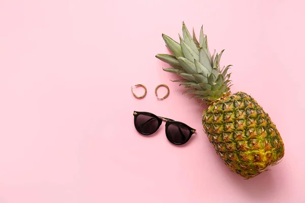 Snygga Örhängen Solglasögon Och Ananas Färg Bakgrund — Stockfoto
