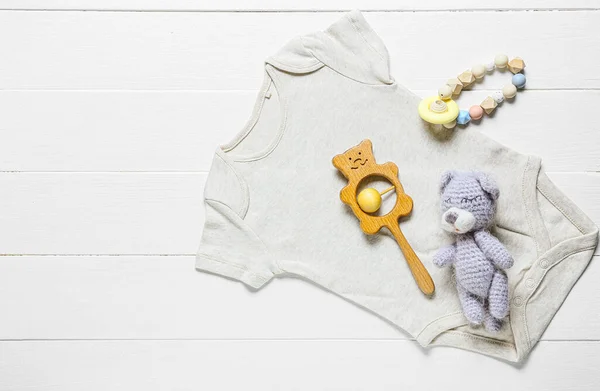 Babybekleidung Und Spielzeug Auf Hellem Holzhintergrund — Stockfoto