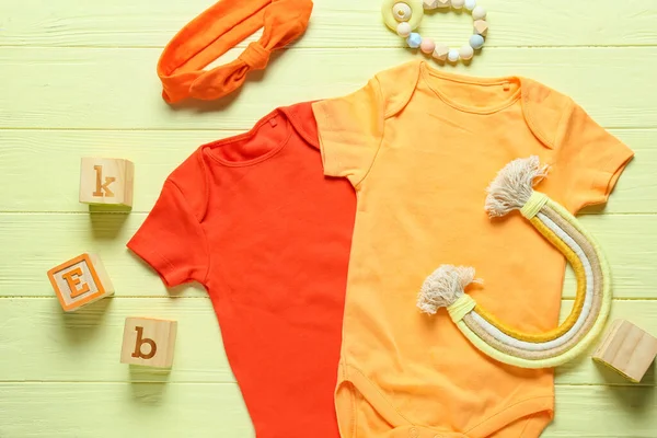 Vêtements Jouets Accessoires Pour Bébés Sur Fond Bois Couleur — Photo