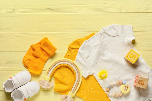 Bebek Kıyafetleri Ayakkabılar Aksesuarlarla Beste Ahşap Arka Plan Yakın Plan — Stok fotoğraf
