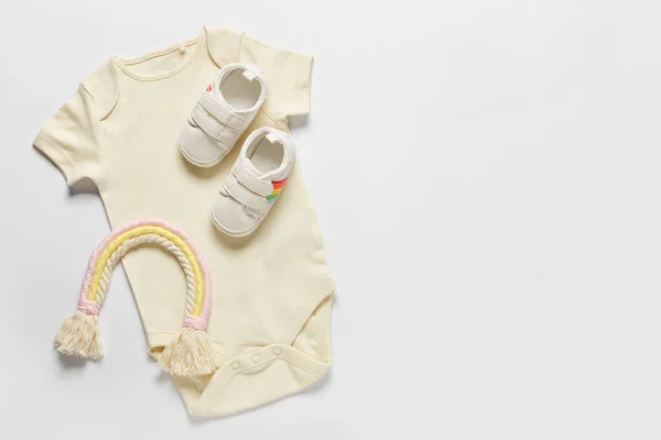 Детская Одежда Игрушки Обувь Белом Фоне — стоковое фото