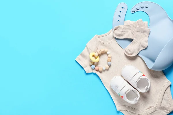 Renkli Arka Planda Bebek Kıyafetleri Ayakkabıları Aksesuarları — Stok fotoğraf