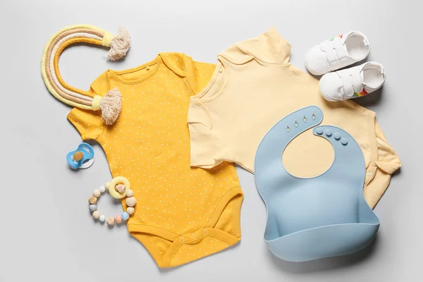 Babybekleidung Schuhe Spielzeug Und Accessoires Auf Hellem Hintergrund — Stockfoto