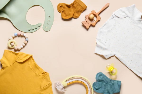 Bebek Kıyafetlerinden Oyuncaklardan Aksesuarlardan Yapılmış Çerçeve — Stok fotoğraf