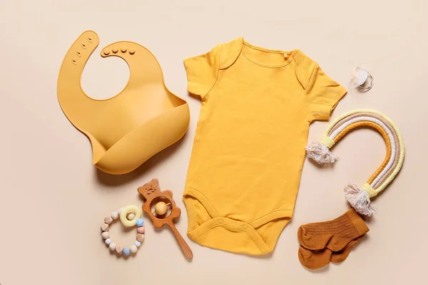 Bebek Kıyafetleri Önlük Aksesuarlı Kompozisyon Renk Arkaplanı — Stok fotoğraf