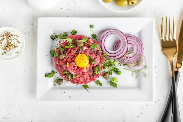 Plate Tasty Beef Tartare Sauce Light Background — Stock Photo, Image