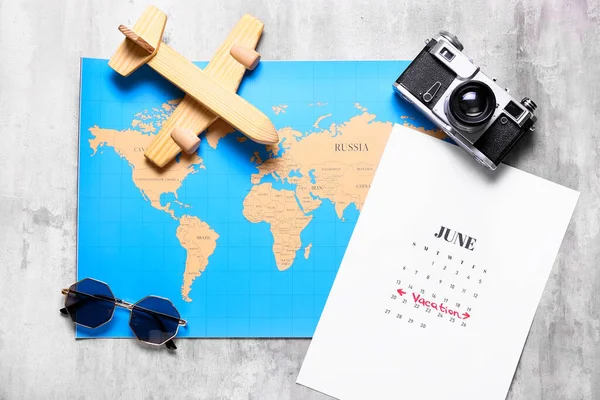 Calendario Mapa Del Mundo Cámara Fotográfica Gafas Sol Juguete Madera —  Fotos de Stock