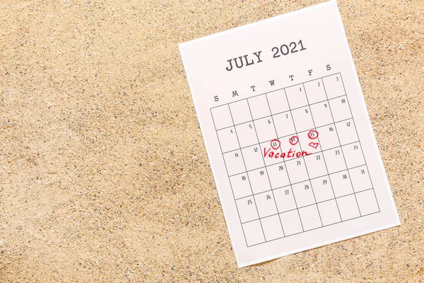 Kalender Mit Markierten Daten Auf Sand — Stockfoto