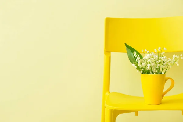 Vase Avec Belles Fleurs Lis Vallée Sur Chaise Élégante Près — Photo