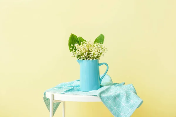 Vase Avec Belles Fleurs Lis Vallée Sur Table Près Mur — Photo