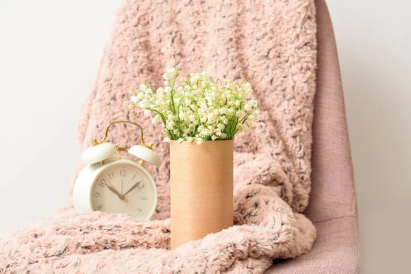 Vaso Com Flores Lírio Vale Despertador Cadeira — Fotografia de Stock