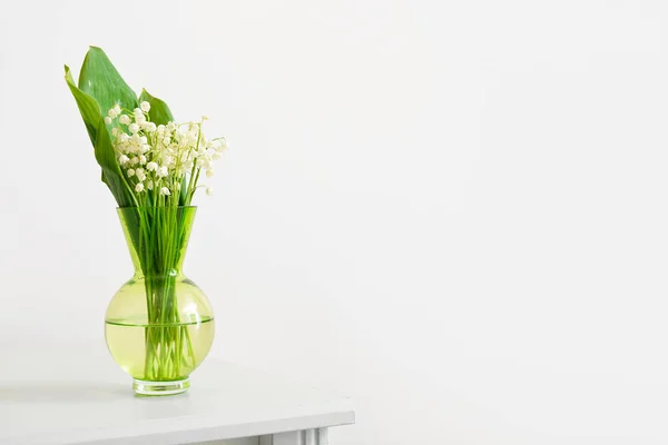 Vase Avec Fleurs Lis Vallée Sur Étagère Près Mur Clair — Photo