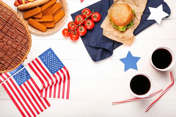 Traditionelles Amerikanisches Essen Mit Picknickkorb Und Fahnen Auf Weißem Holzgrund — Stockfoto