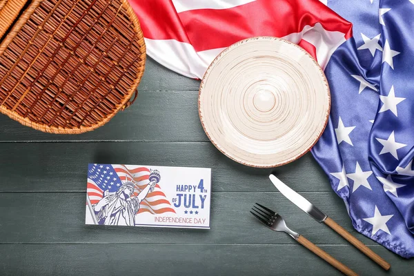 Открытки День Независимости Посудой Американским Флагом Корзиной Пикника Темном Деревянном — стоковое фото