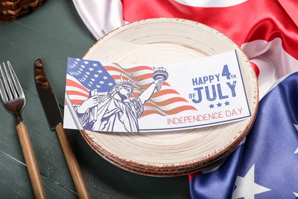 Üdvözlőlap Függetlenség Napjára Asztali Eszközökkel Amerikai Zászlóval Sötét Fából Készült — Stock Fotó