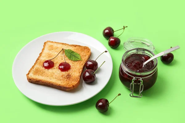 Tarro Tostadas Con Mermelada Cereza Sobre Fondo Color — Foto de Stock