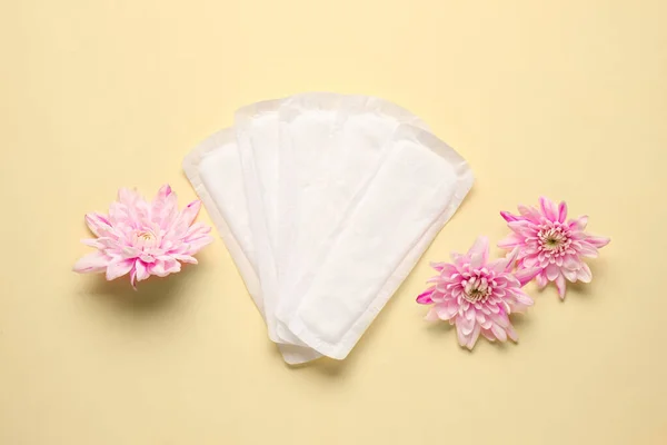 Менструальные Прокладки Цветы Цветном Фоне — стоковое фото