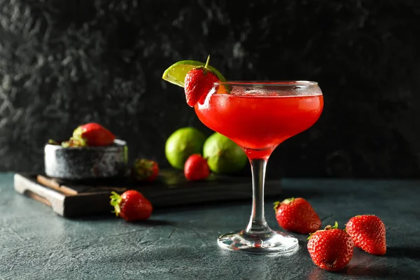 Glas Erdbeer Daiquiri Cocktail Limetten Und Beeren Auf Farbigem Hintergrund — Stockfoto