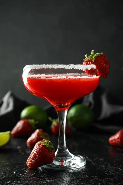 Glas Erdbeer Daiquiri Cocktail Limetten Und Beeren Auf Dunklem Hintergrund — Stockfoto