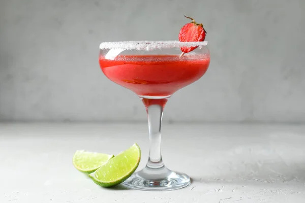 Glas Erdbeer Daiquiri Cocktail Und Limette Auf Hellem Hintergrund — Stockfoto