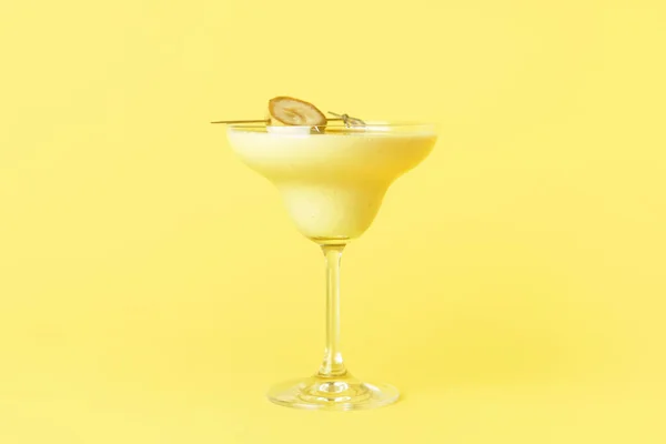 Sticlă Cocktail Gustos Banane Daiquiri Fundal Color — Fotografie, imagine de stoc