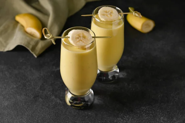 Glasses Tasty Banana Daiquiri Cocktail Dark Background — Stock Photo, Image