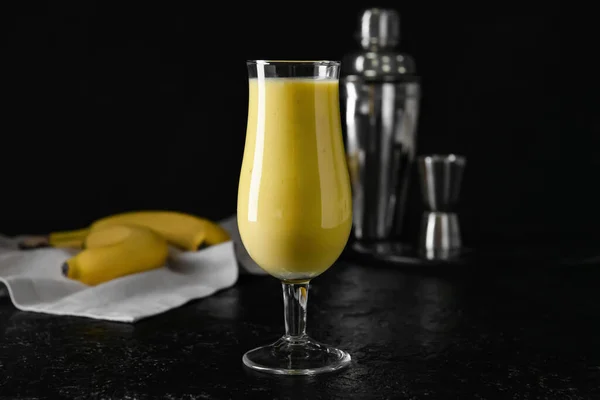 Glas Smakelijke Banaan Daiquiri Cocktail Donkere Achtergrond — Stockfoto