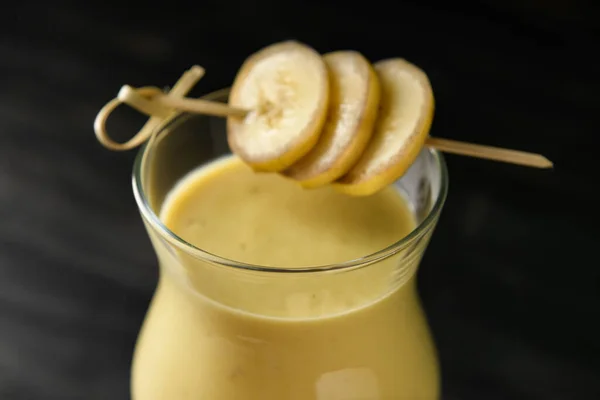 Glass Tasty Banana Daiquiri Cocktail Dark Wooden Background Closeup — Fotografia de Stock