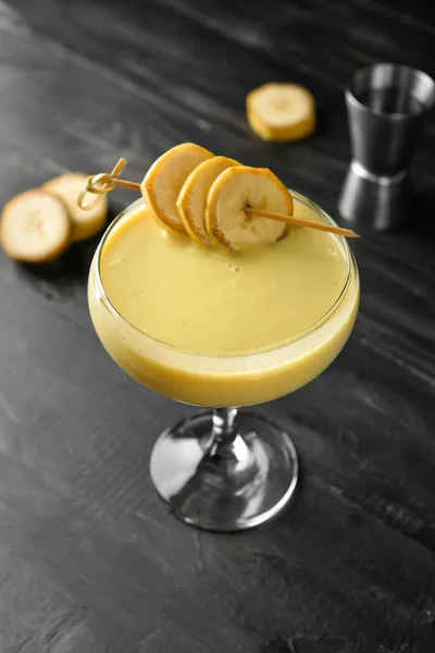 Glass Tasty Banana Daiquiri Cocktail Dark Wooden Background — Stock Photo, Image