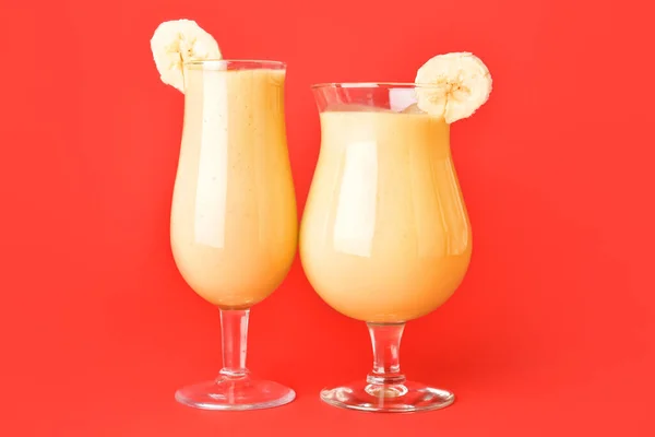 Glasögon Välsmakande Banan Daiquiri Cocktail Färg Bakgrund — Stockfoto