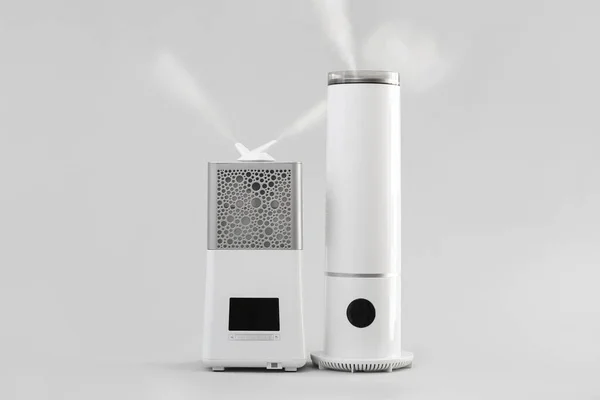 Humidificadores Modernos Sobre Fondo Gris — Foto de Stock