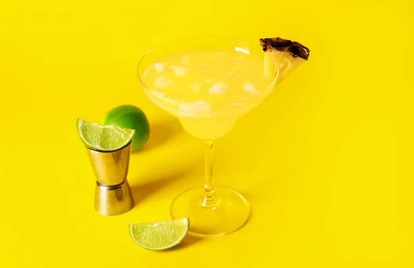 Sticlă Ananas Cocktail Daiquiri Fundal Color — Fotografie, imagine de stoc