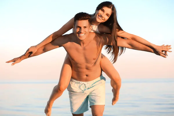 Jovem Casal Feliz Praia Mar — Fotografia de Stock