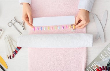 Güzellik salonunda oje rengini seçen kadın müşteri